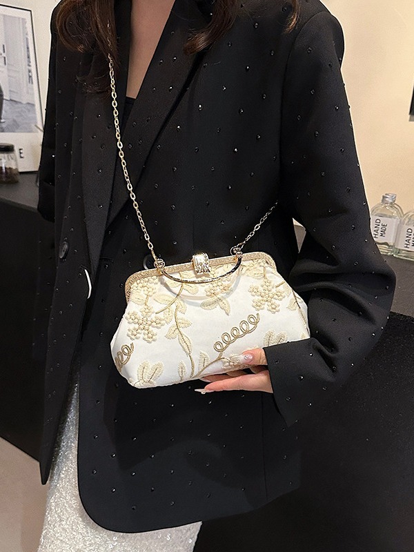 Bolso de mujer bordado tridimensional flor abrazadera bolsa conchas 2024 primavera nueva cadena de hombro bolso de hombro
