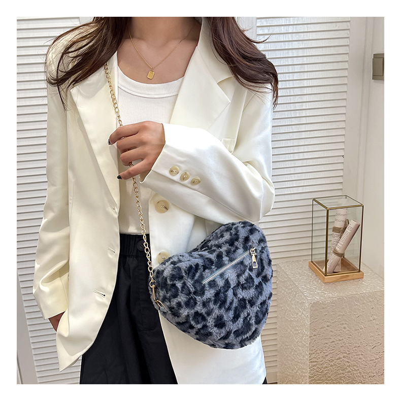 Women's Plush Leopard Streetwear Heart-shaped Zipper Crossbody Bag display picture 3