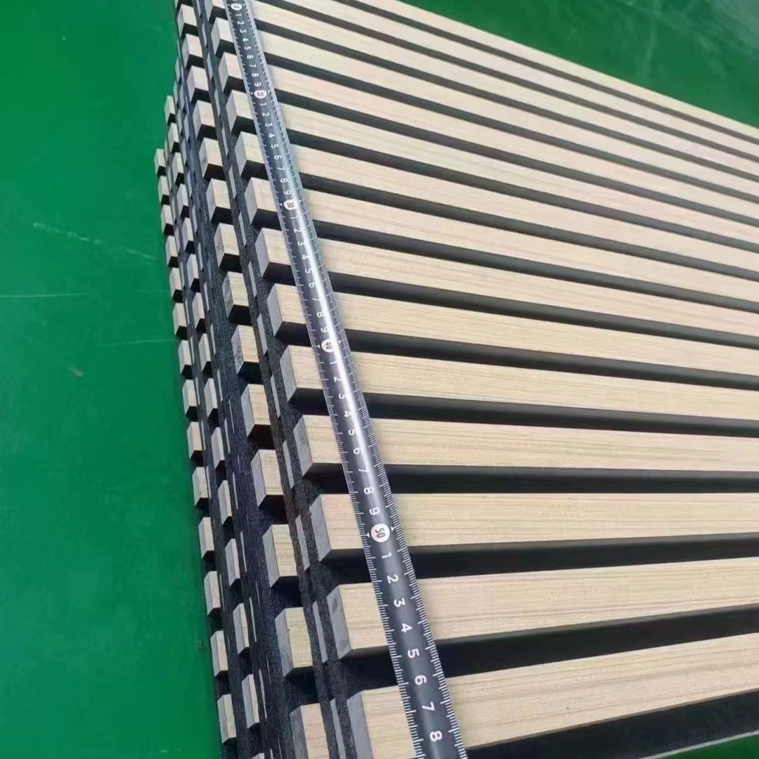 Заводская оптовая продажа звукопоглощающих панелей из полиэфирного волокна с деревянными полосами, настенного декора, шпонированных звукопоглощающих панелей, фоновых стеновых панелей