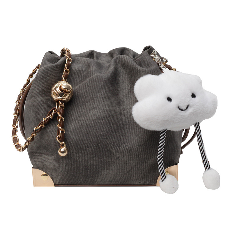 Este año, la moda de alta sensación de bolso para mujeres 2024 nuevo estilo extranjero, bolso de cinturón de cadena, bolso de cubo en línea.