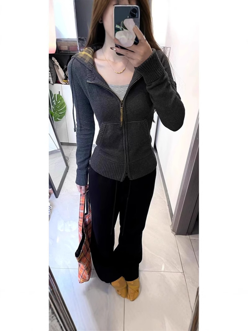 アメリカのギャルのセクシーなレトロな格子のファスナーは帽子をつないで身を修めてやせている長袖のtシャツの韓系のメリヤスのカーディガンの上着を見せます。