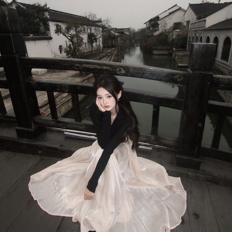 French-style high-end island satin skirt, spring high-waisted slimming large hem A-line long skirt, shimmering fairy skirt French-style high-end island satin skirt, spring high-waisted slimming large hem A-line long skirt, shimmering fairy skirt