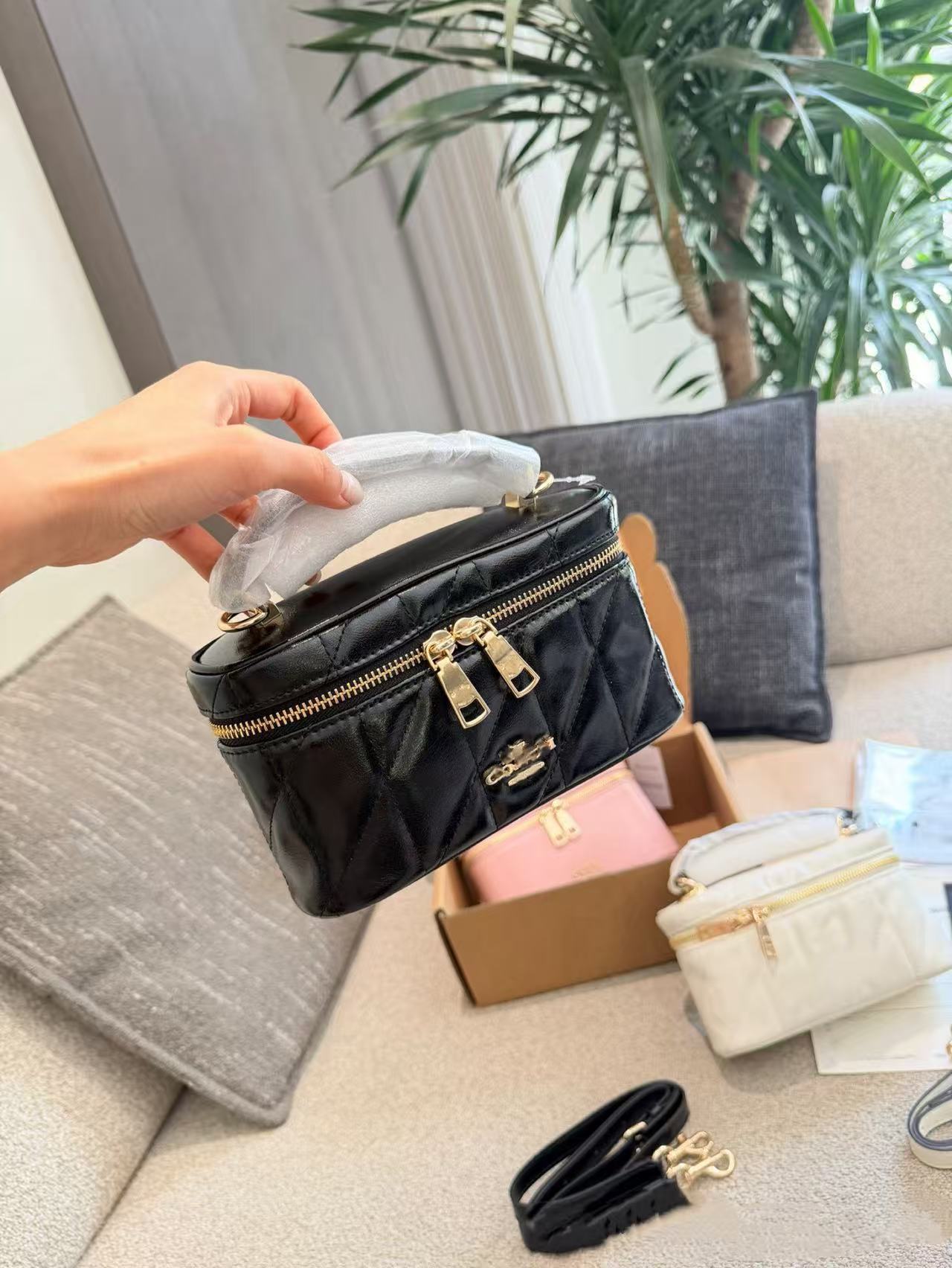 2026 New Style Small Chanel-Inspired Quilted Handbag Mini Shoulder Crossbody Bag Fashionable Makeup Box Bag for Women