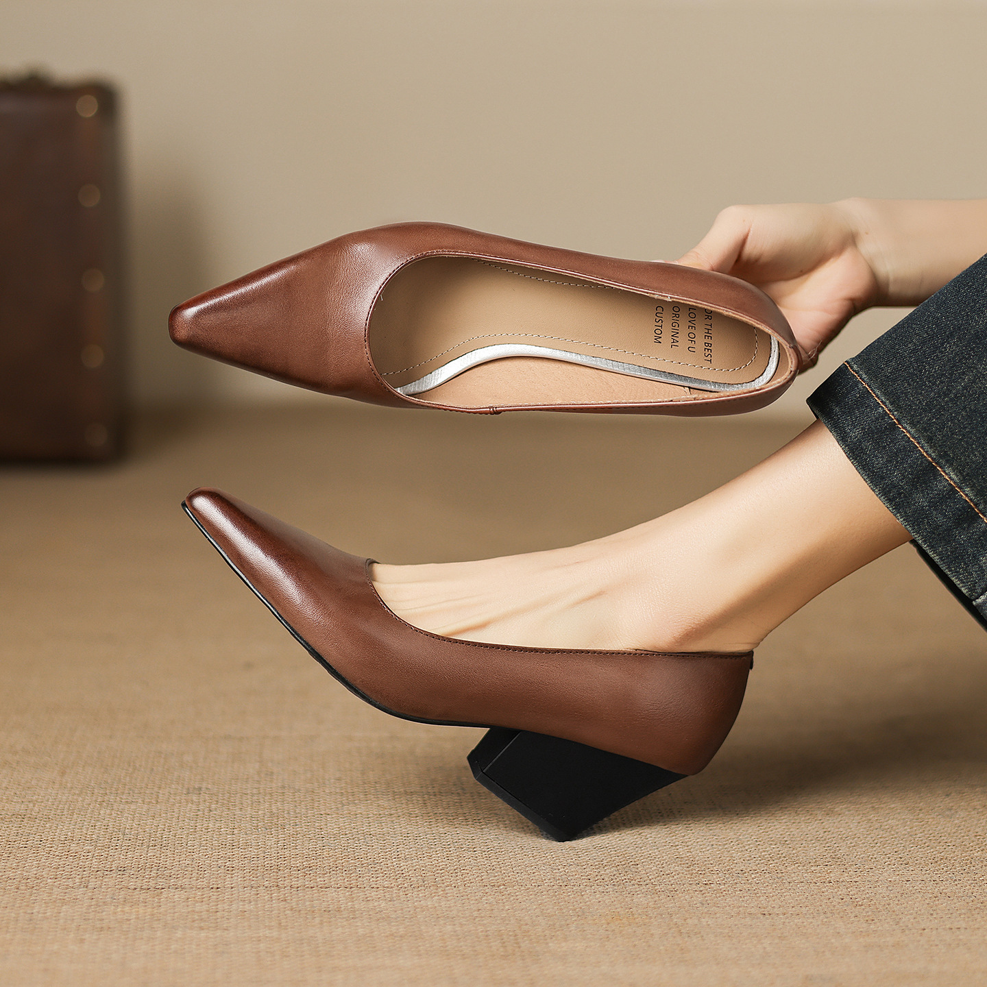 Giày cao gót nữ mũi nhọn da bò thật gót 6 cm — màu nâu