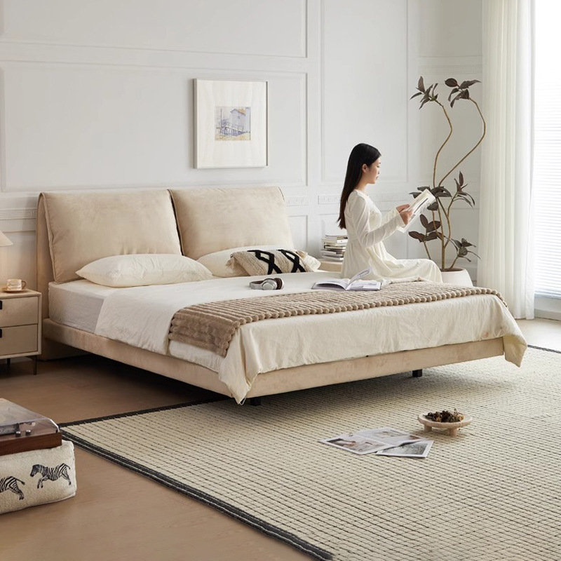 Cama de tela flotante con orejas de elefante de viento de crema moderna y simple, cama doble de pies altos con lados de 1.8 m, cama principal de matrimonio.