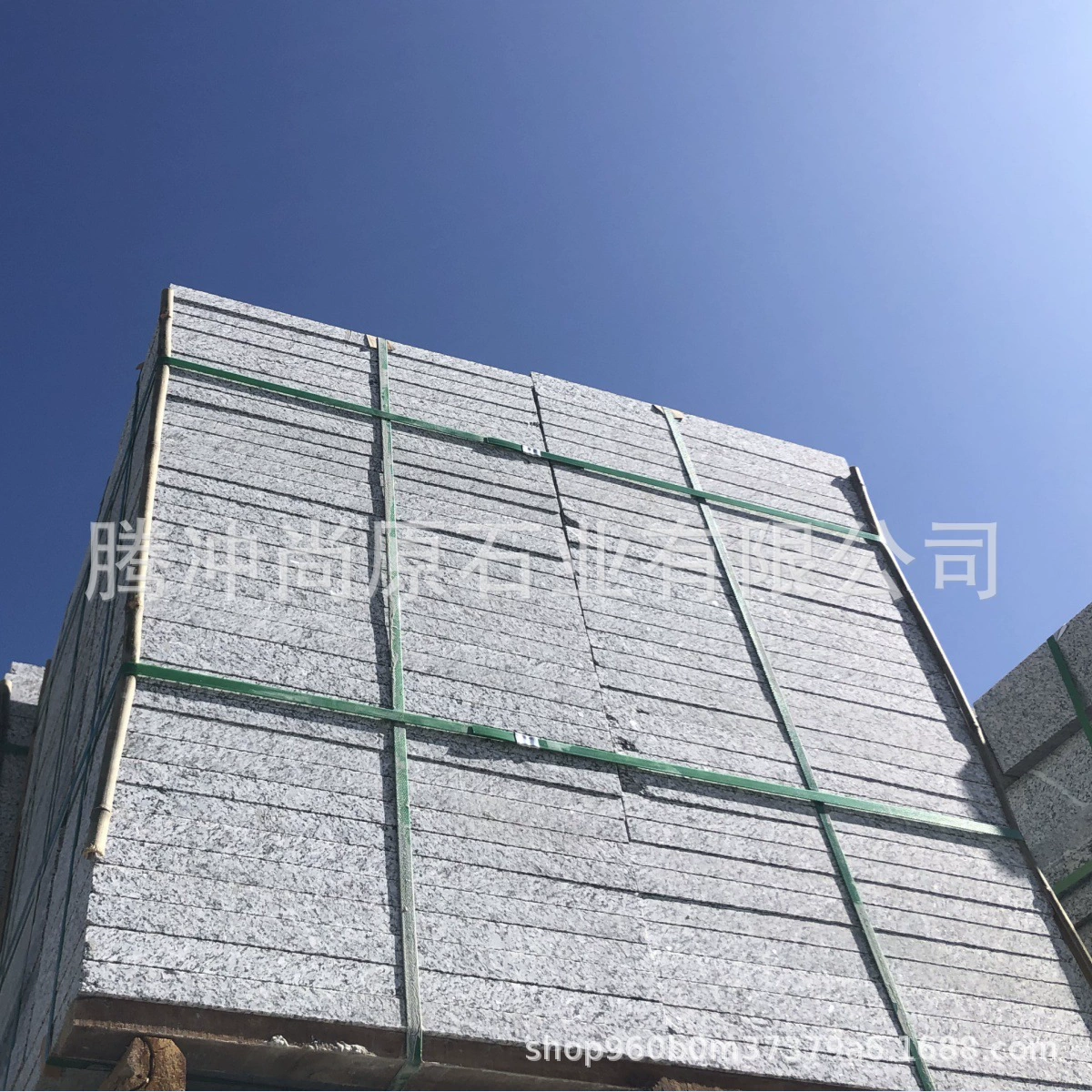 Бордюрный камень из белого гранита «Сезам», тактильная плитка, белый гранит «Сезам».