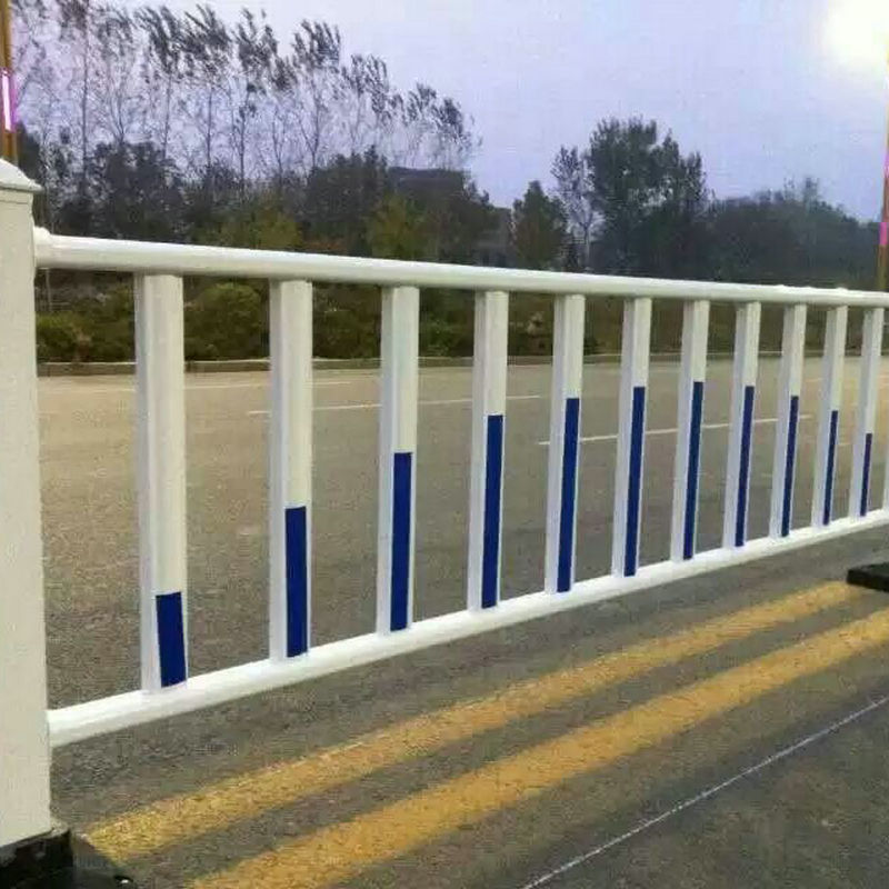 道路护栏基地 交通安全防撞栏交通安全设施护栏 马路防护栏批发