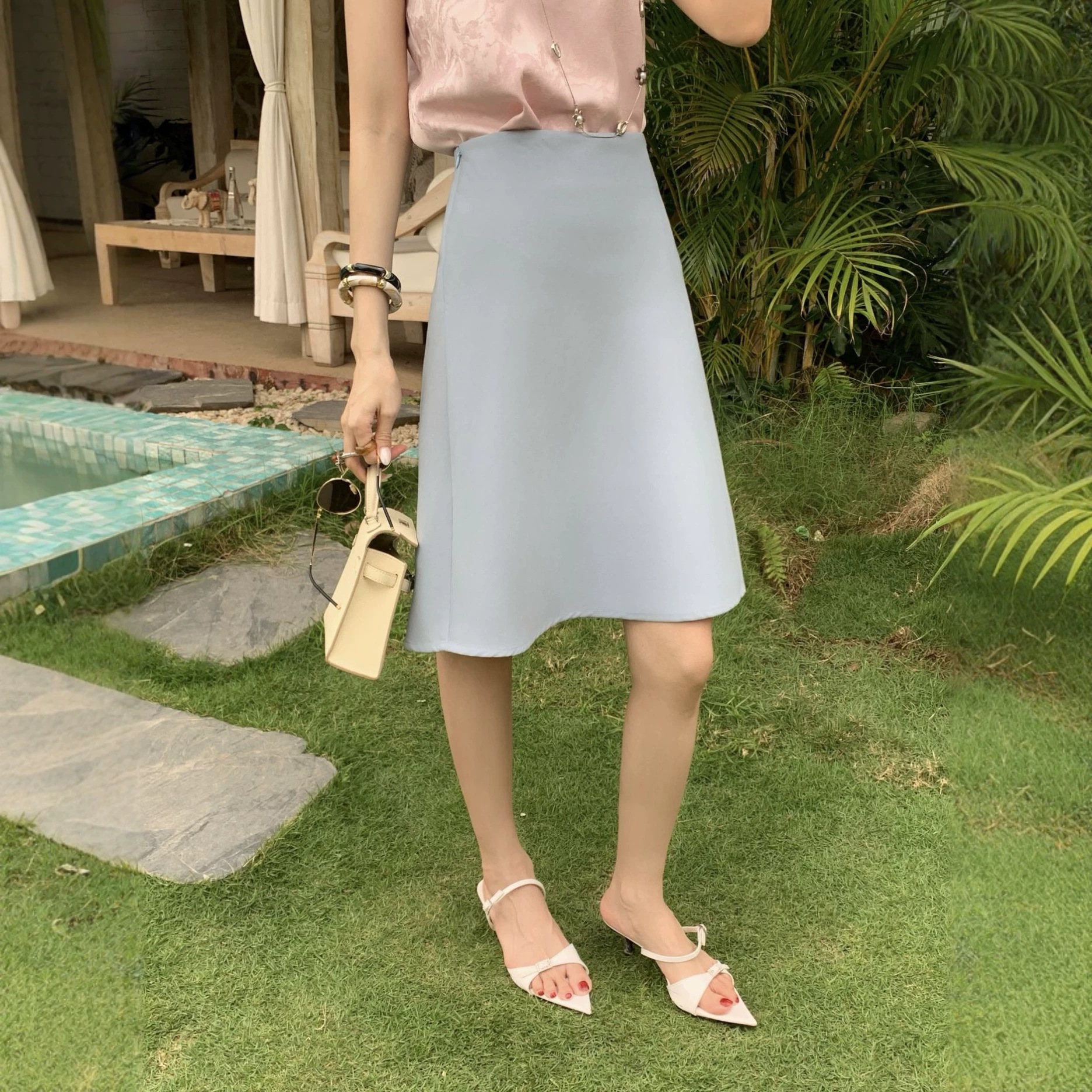 Three-color commuter-style skirt made of crisp silk-wool fabric, with a diagonal cut for a slimming effect, versatile for everyday wear, and accommodating
