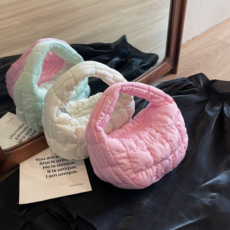 Bolso de nube a cuadros plisados coreanos al por mayor Bolso de axilas 2024 Nuevo estilo de plumón Mini bolso de moda
