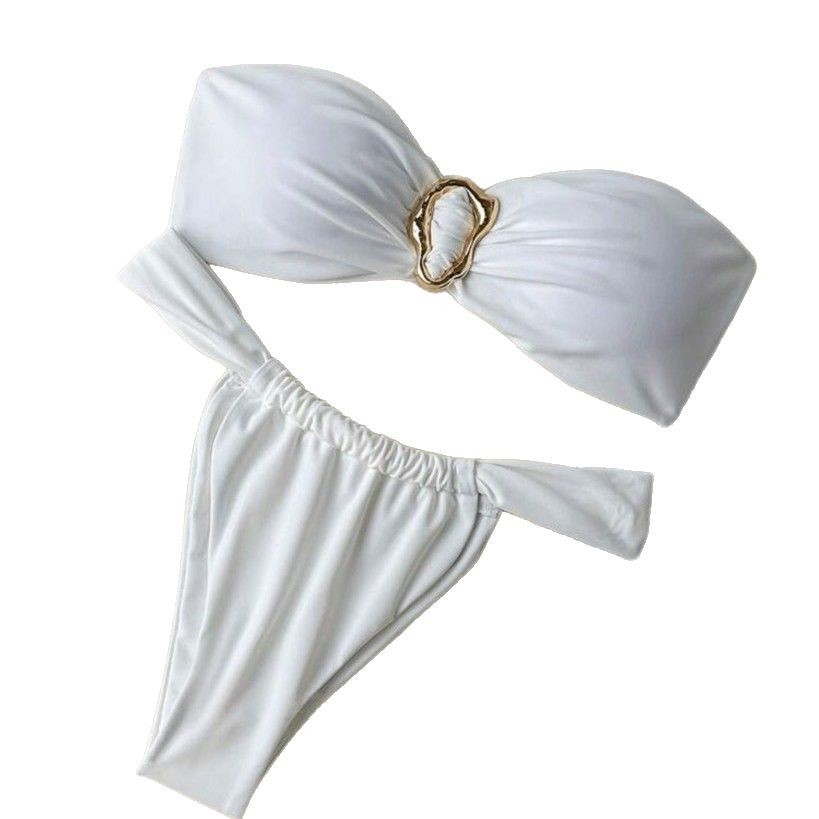 Damesbikini set met metallic ringdetails, bestaande uit een effen bandeau-top en een hoog uitgesneden bikinibroekje. Sexy badkleding voor bij het zwembad en op het strand._voghion.com