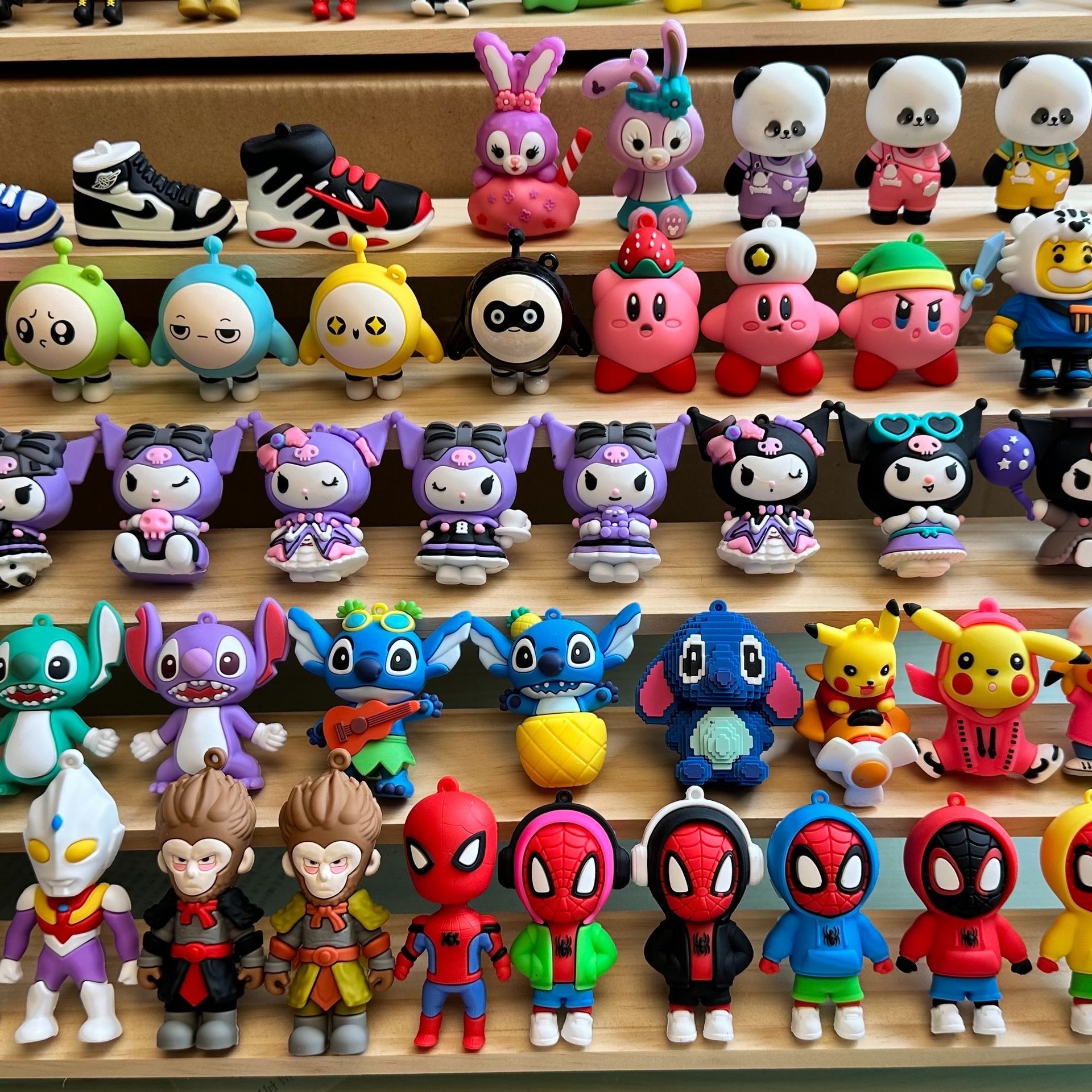 夜市摆地摊可爱大号网红潮玩公仔立体PVC爆款手办玩具3元1个公仔