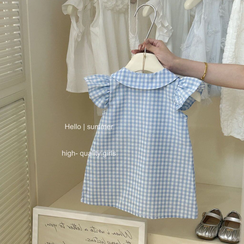 Xianning Seven 2024 Vestido de manga voladora a cuadros azul estilo universitario para niñas Vestido de muñeca de encaje coreano de verano para bebés