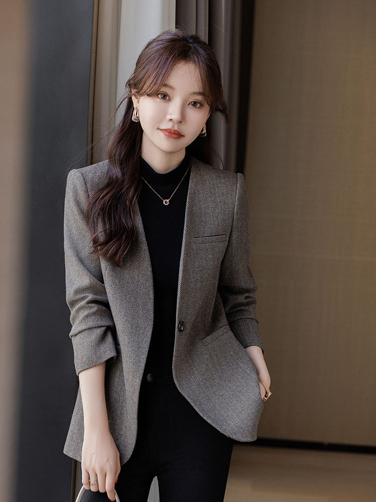高級感のある灰色のスーツのコートの女性春秋2024の新型の気質は街の小さい子供を揚げて小さいスーツの上着を修理します。