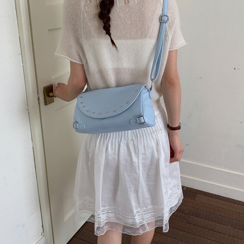 Texturas de moda primavera y verano retro bolsas de brazo 2026 nuevo estilo de este año popular remaches de hombro bolsas de tramo inclinadas