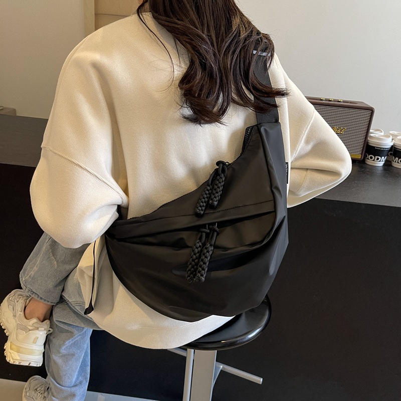 Borsa a tracolla donna modello dumpling elegante versatile_voghion.com
