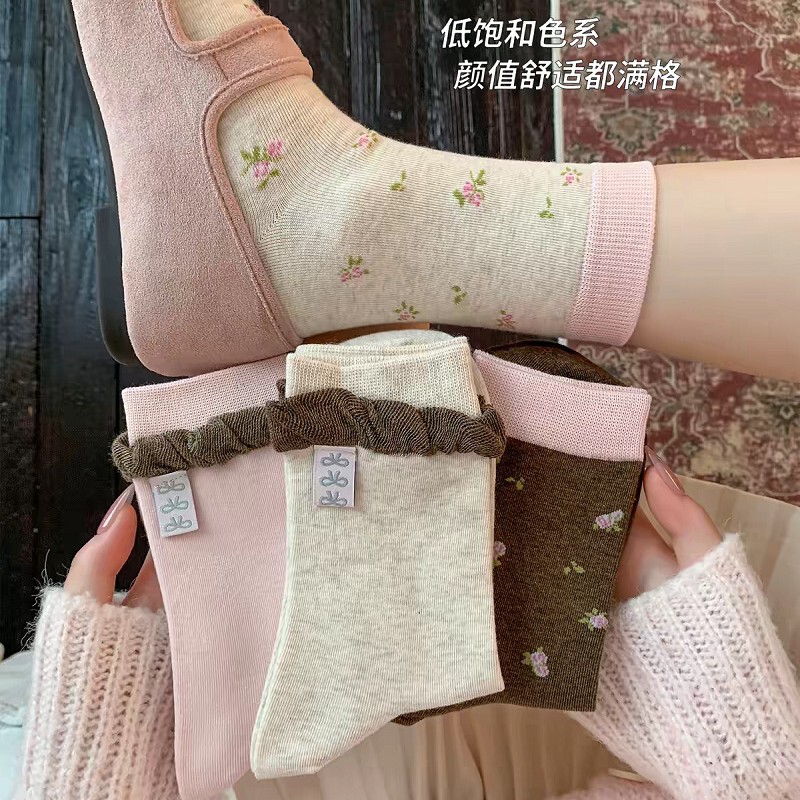 Sweet-style Korean floral socks, Japanese-style versatile mid-calf socks, pink and brown color palette, seamless, and with a ruffled design Sweet-style Korean floral socks, Japanese-style versatile mid-calf socks, pink and brown color palette, seamless, and with a ruffled design