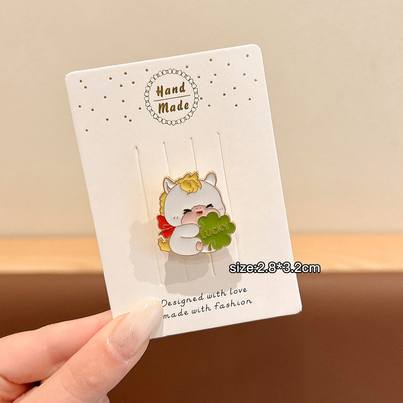 2026 Año Nuevo dibujos animados pony broche insignia año del caballo día de Año Nuevo regalo pequeño para el personal ropa bufandas accesorios
