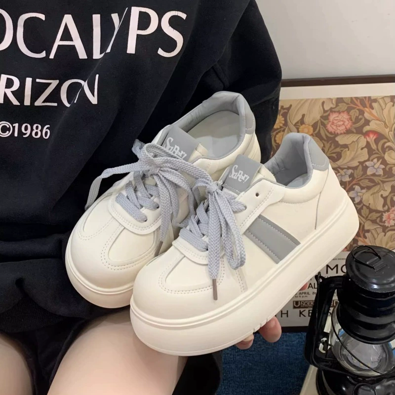 Хлеб с толстой подошвы маленькая белая обувь женщина 2025 новый взрывной весенний дикий студент