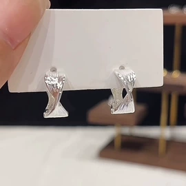 戒指;项链;耳钉