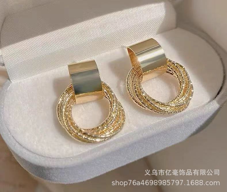 S925 Pendientes de perlas de temperamento Pendientes de lujo ligero de alta gama Pendientes al por mayor y al por menor transfronterizos Mujeres