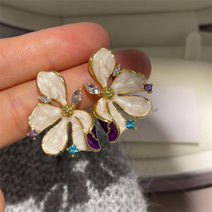 フランス式の超仙の油はダイヤモンドのアイリスの尾の花のピアスの女性の大衆の軽くて豪華な高級感のイヤリングの925銀の針のイヤリングを入れます。