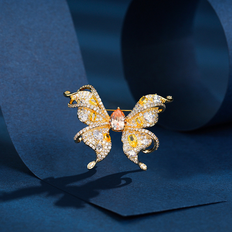 High-end sophisticated small design demi-season jacket lapel pin