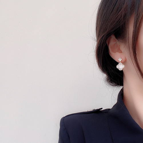 Japanese and Korean trendy women's elegant natural shell earrings trendy women's fashionable mother-of-pearl earrings 925 silver needle 77515