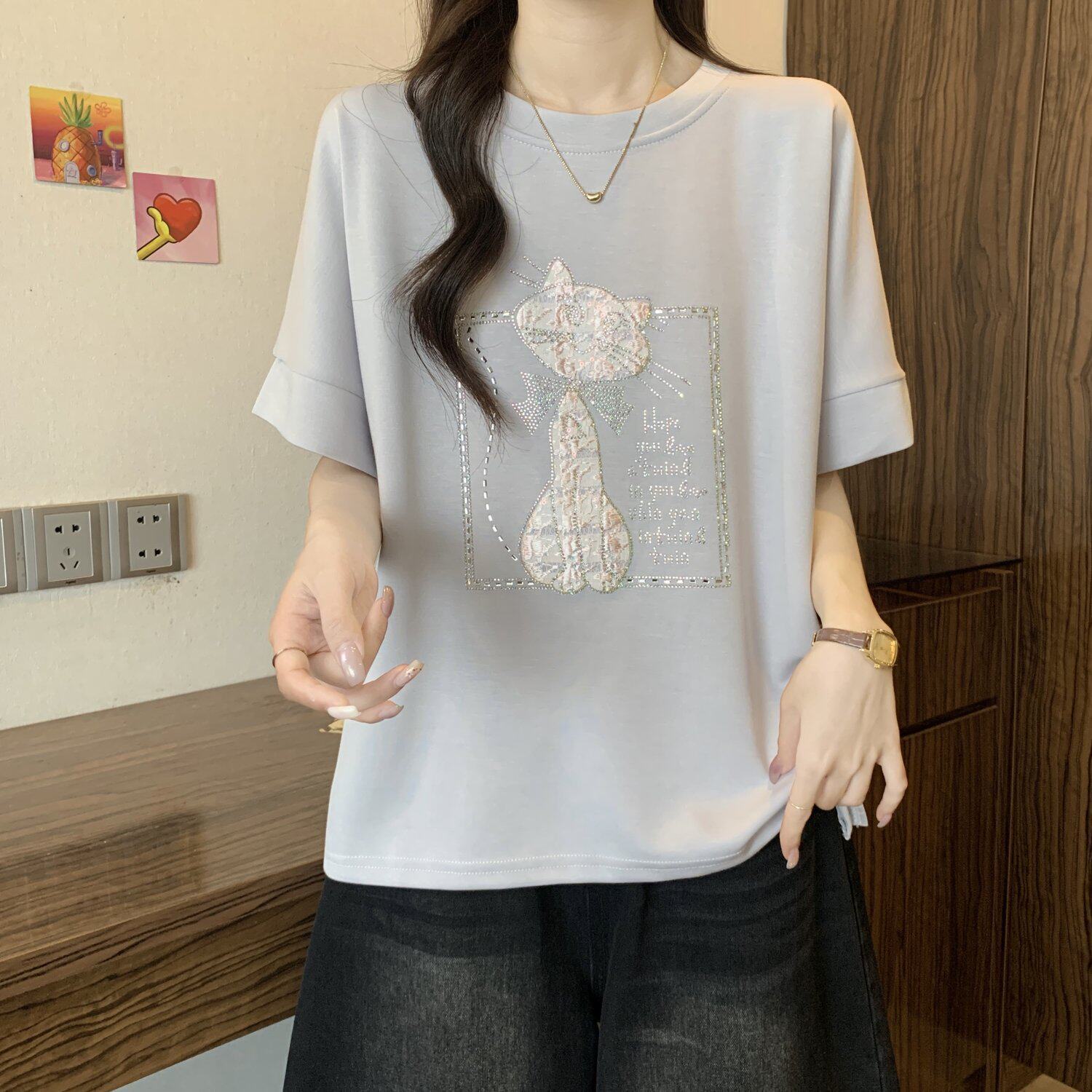 Áo thun nữ tay ngắn cổ tròn, phong cách trẻ trung, đính đá lấp lánh, form rộng thoải mái — màu đen chi tiết 3