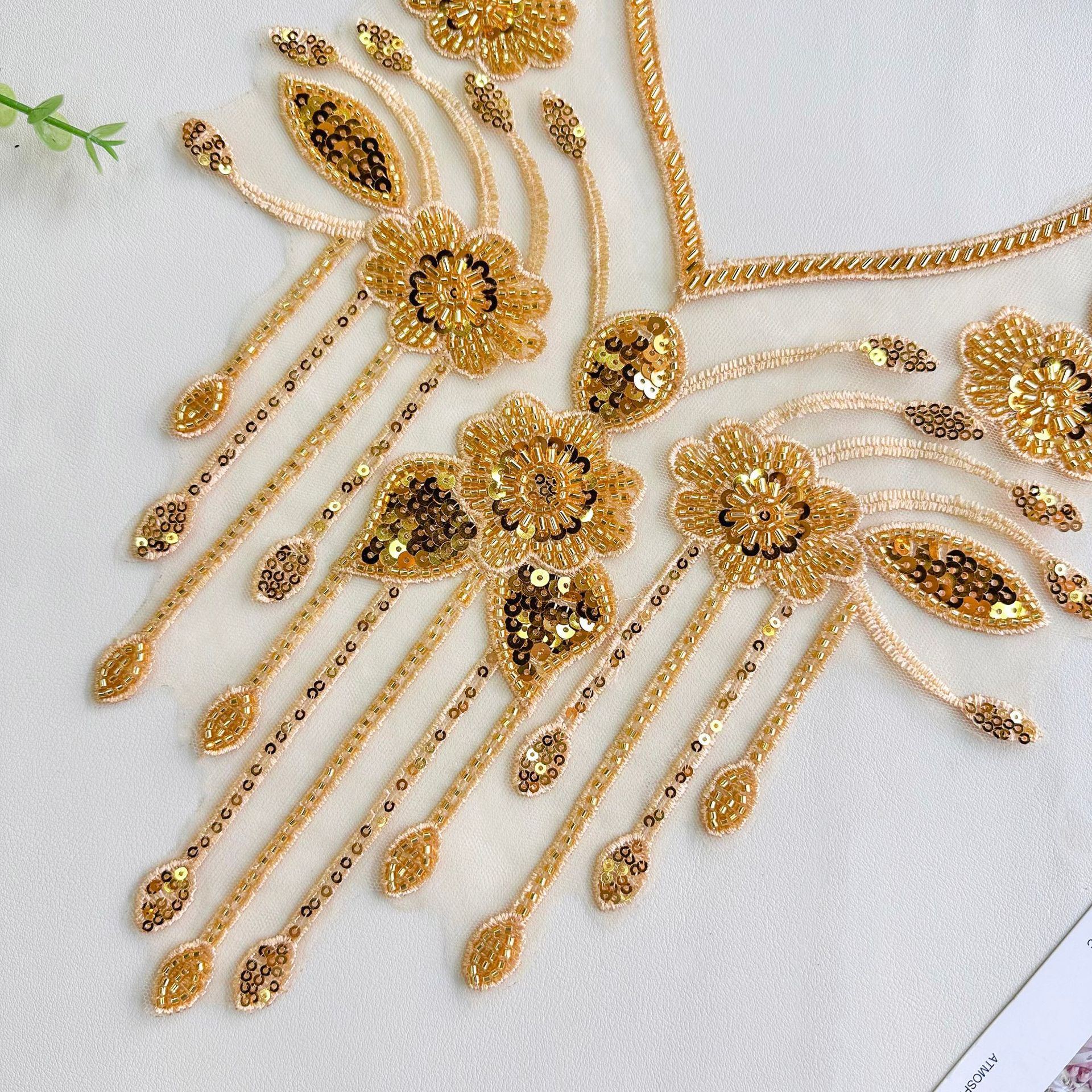 Lentejuelas doradas bordadas en forma de sauce decoración de cuello magníficos accesorios tridimensionales ropa vestido de novia decoración al por mayor