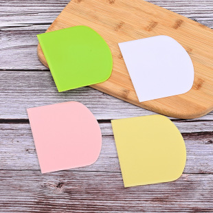 Semi-circular color PP flour scraper cake cream baking tools bread cut rice rolls scraping factory in stock direct supply