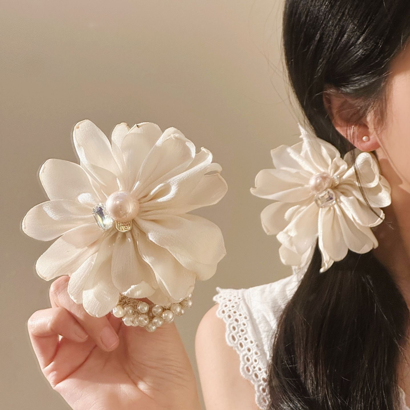 Scrunchie capelli bianco con perle accessorio elegante donna_voghion.com