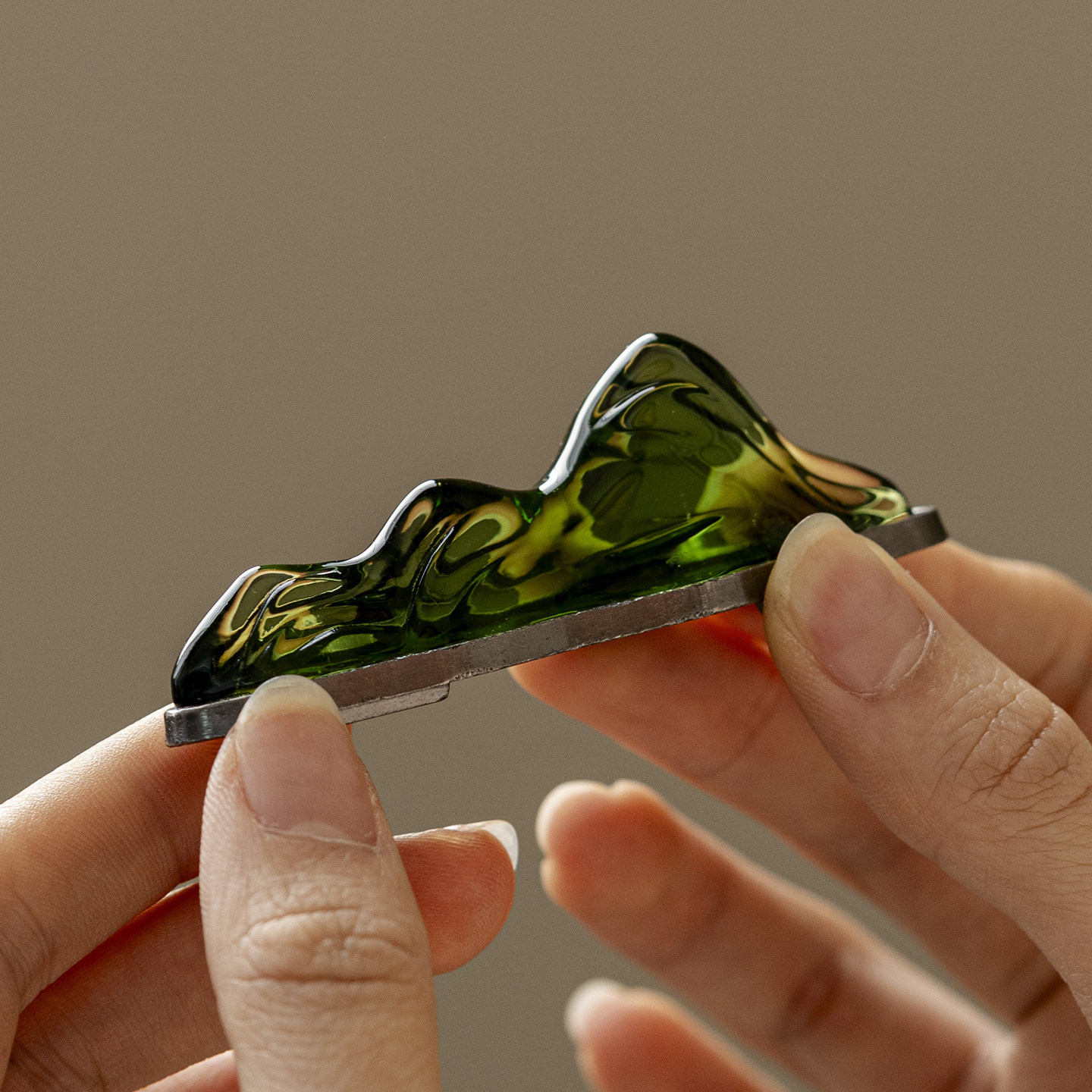 绿色玻璃山峰茶宠摆件装饰品简约家居摆件茶道配件毛笔搁置笔架子