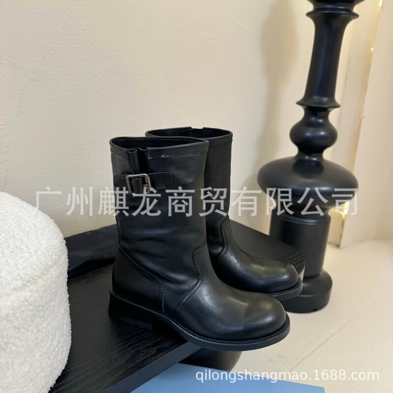 高端品质2025秋冬三角标真皮圆头复古低跟皮带扣中筒马丁靴骑士靴|undefined