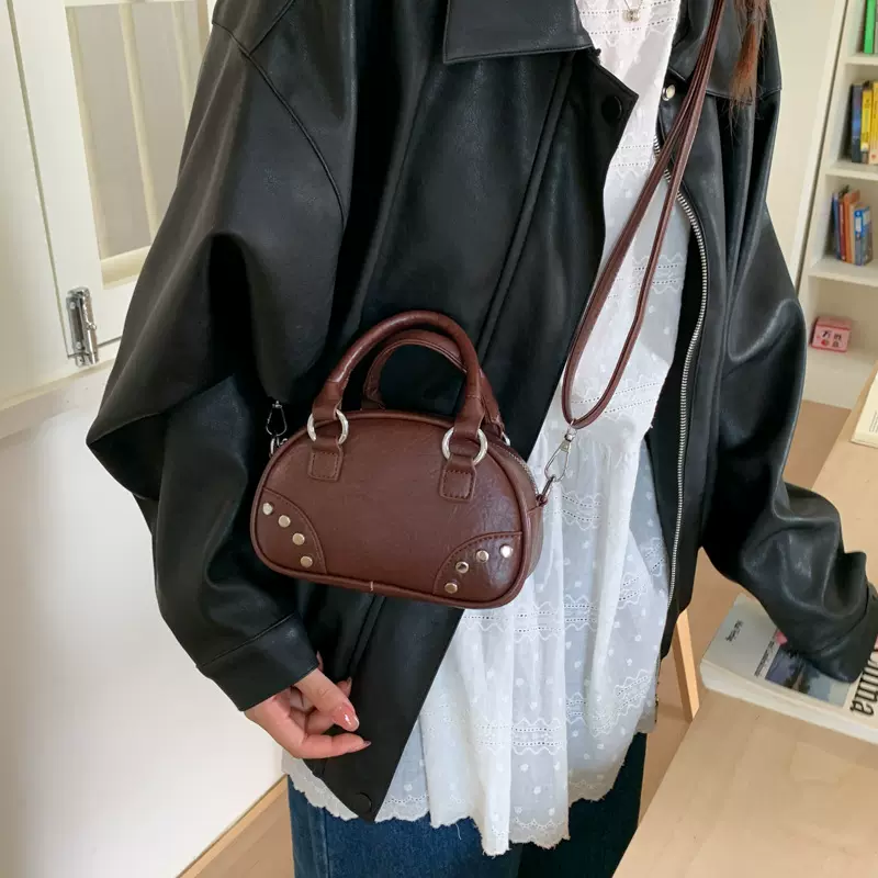 复古软皮机车手提小包包女2025新款时尚铆钉保龄球包潮单肩斜挎包