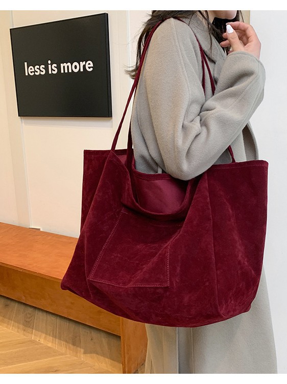 Matte retro capacious shoulder bag