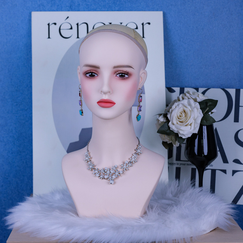 新作アニメの頭のモデルcosのかつらのモデルのイヤリングのアクセサリーの帽子はかつらの店の高い顔の値のシミュレーション人を展示します。|undefined