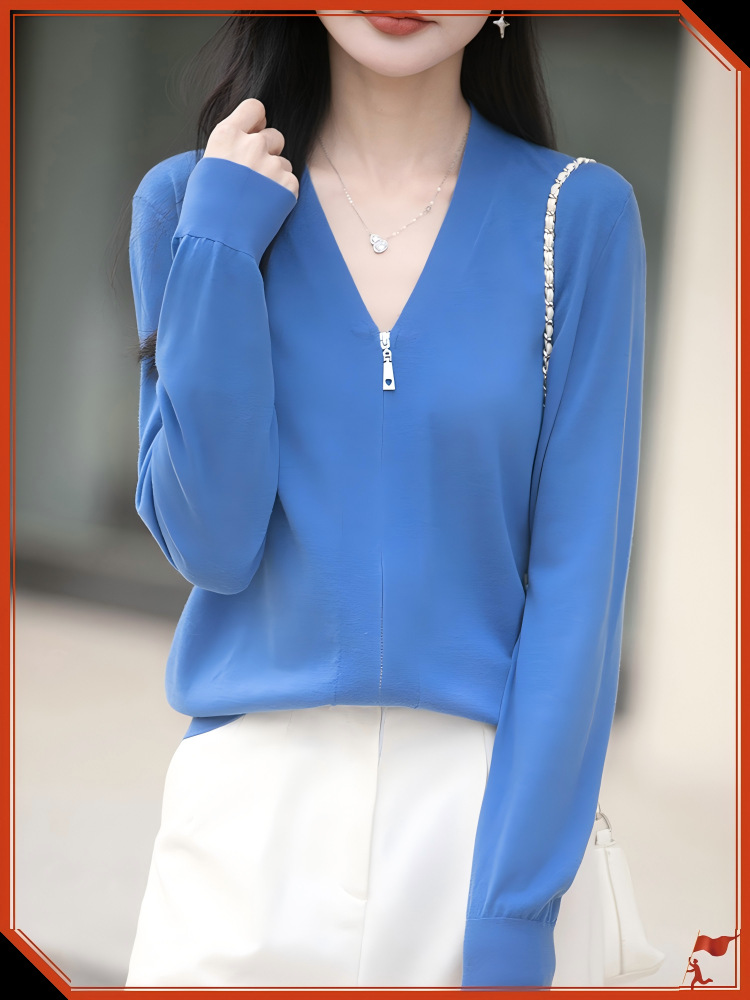 Minimalistic white cardigan with zipper