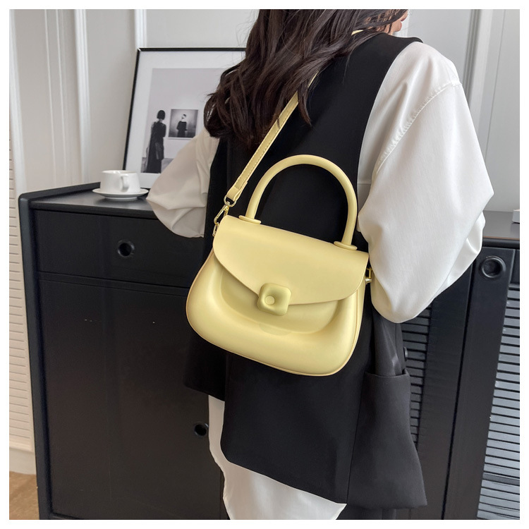 Französische tragbare kleine High-End-Tasche für Damen 2023 Frühling und Sommer neue einfache Satteltasche Nischenmode trendige Umhängetasche_voghion.com