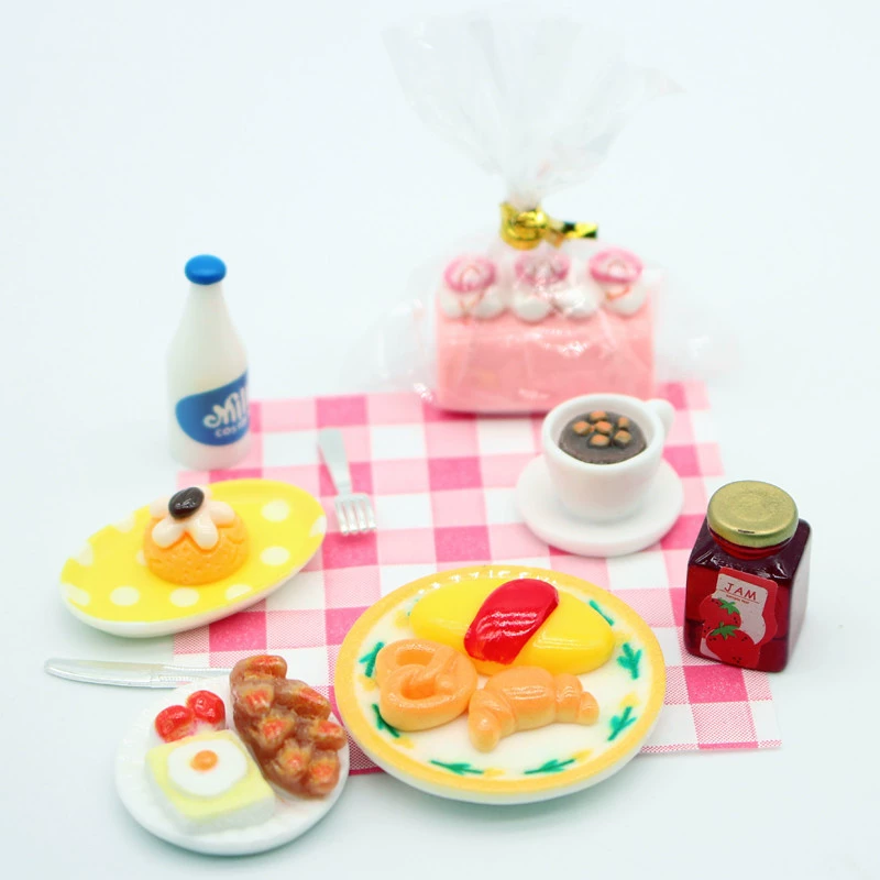 Small doll house, food play, dinner plate, bread