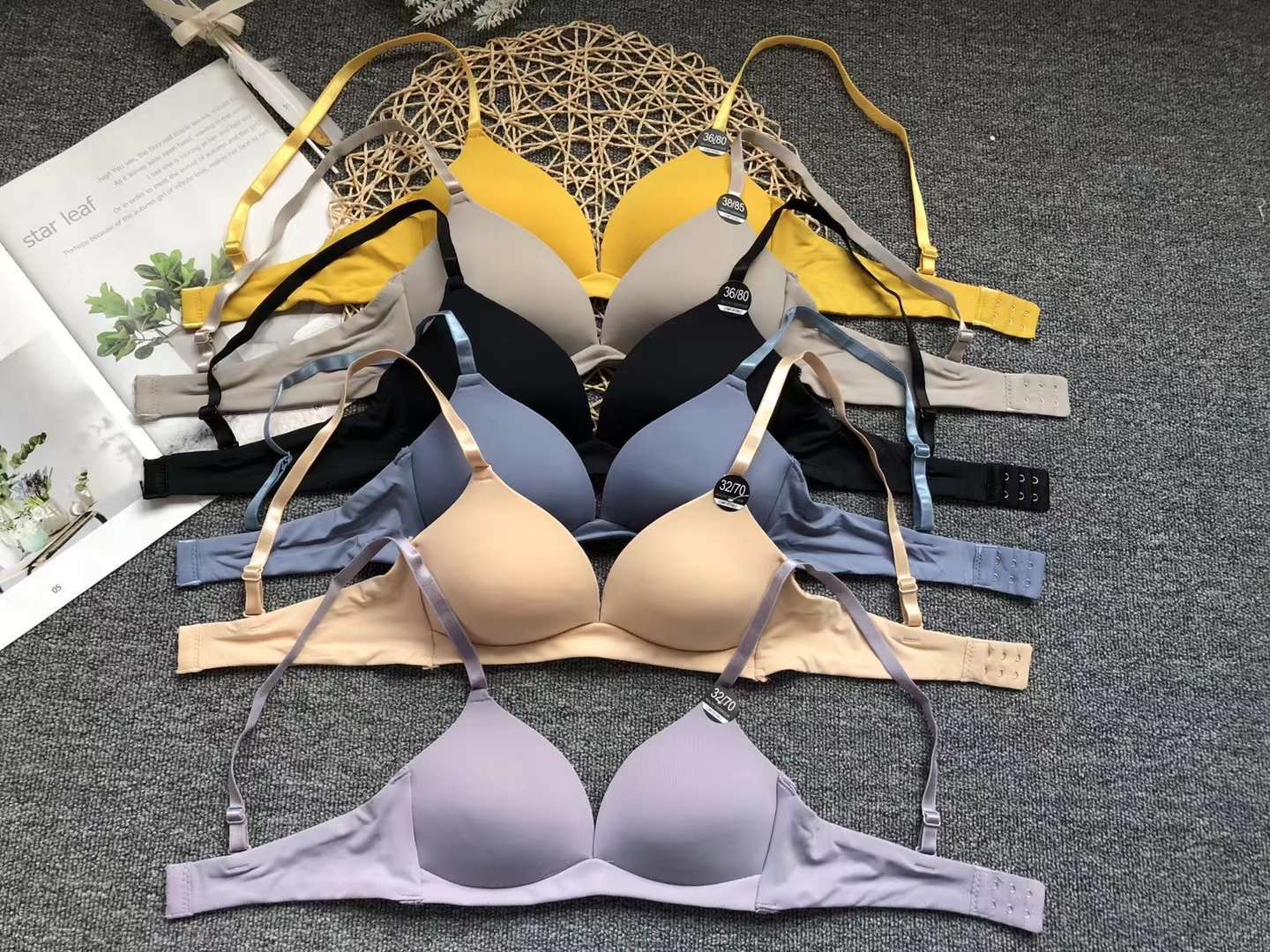Nuevo sujetador sin costuras brillante colección de ropa interior pecho pequeño push up ropa interior cómoda push up sujetador sin costuras
