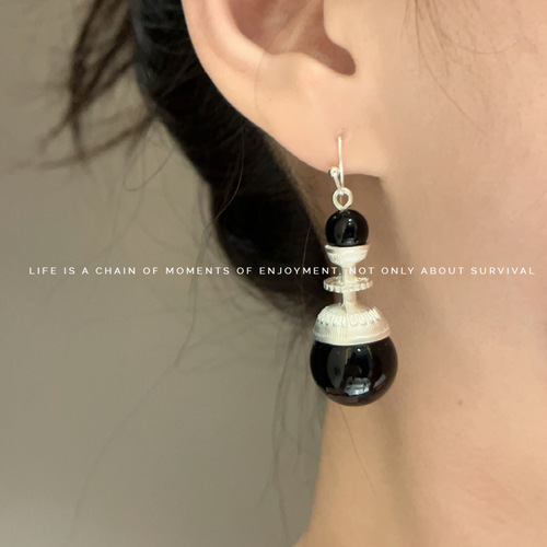 Designer Minority Ethnic Style Retro Black and White Contrast Stitched Black Pearl Earrings for Women, with a Refined and Elegant High-End Aura