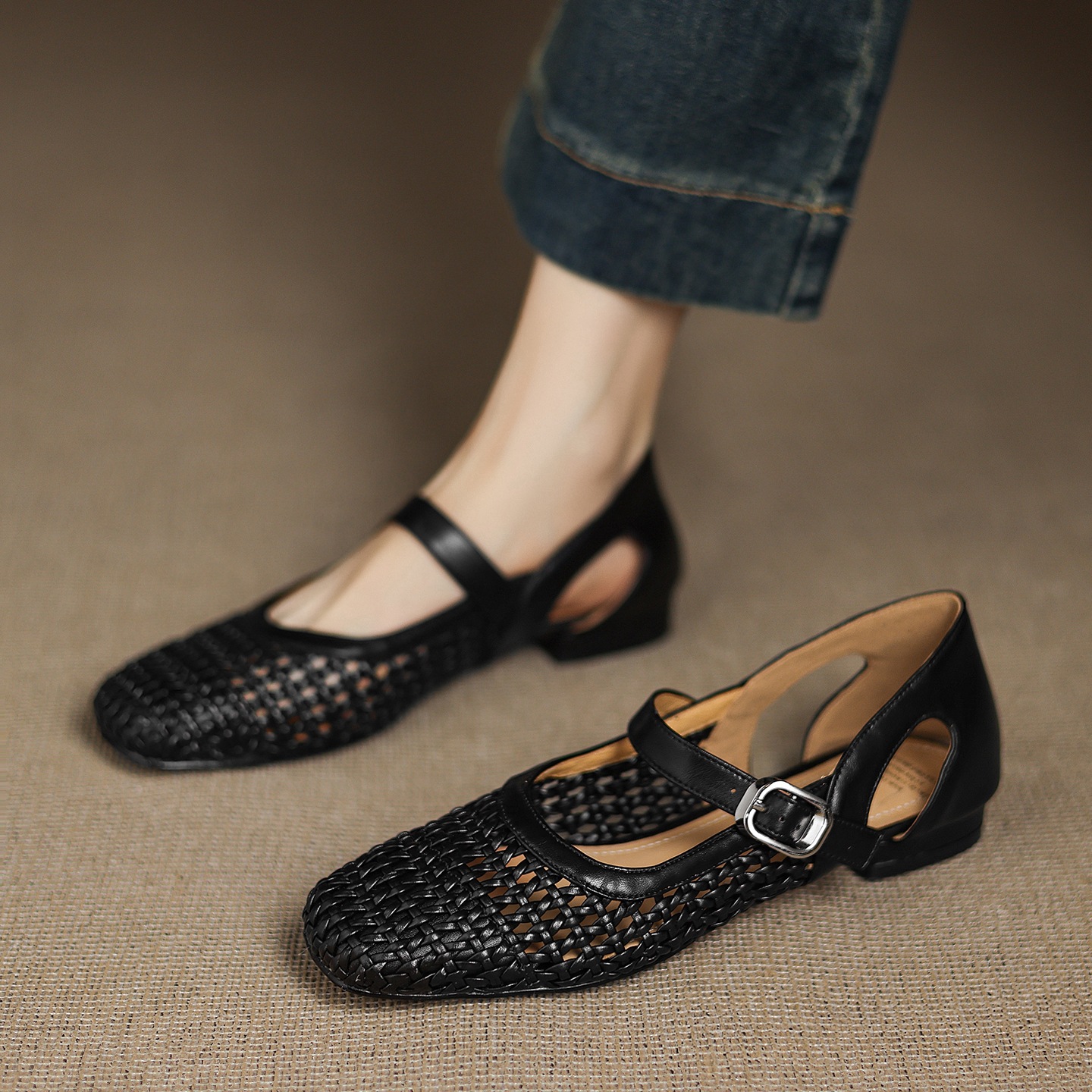 Dép sandal nữ quai ngang đế thấp mũi vuông da bò dệt kiểu La Mã — đen