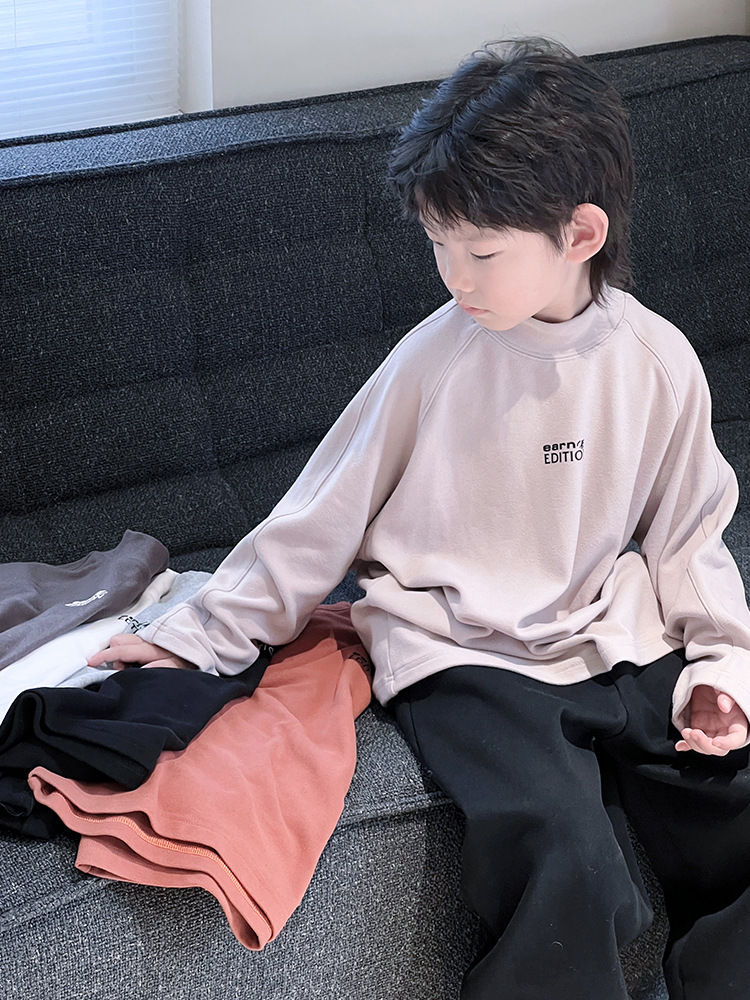 Niños con camisetas de camiseta de camiseta de manga larga para niños 2025 otoño y invierno ropa infantil para niños calientes con cuello de media altura