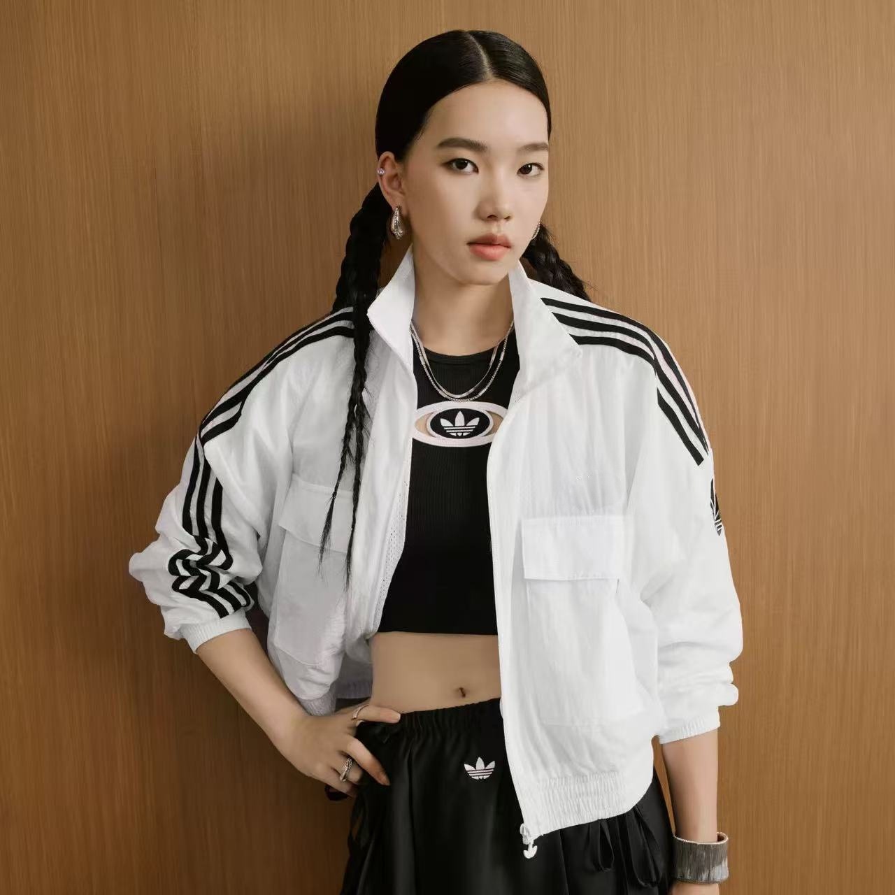 Cross-border wholesale of high-quality women's sports casual short stand-collar woven jacket with embroidered logo and three-leaf emblem