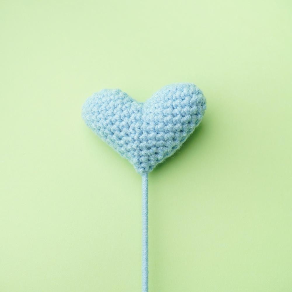 Acabado tejido en forma de corazón flor rama sola flor con ramo de color sólido en forma de corazón flor creativa