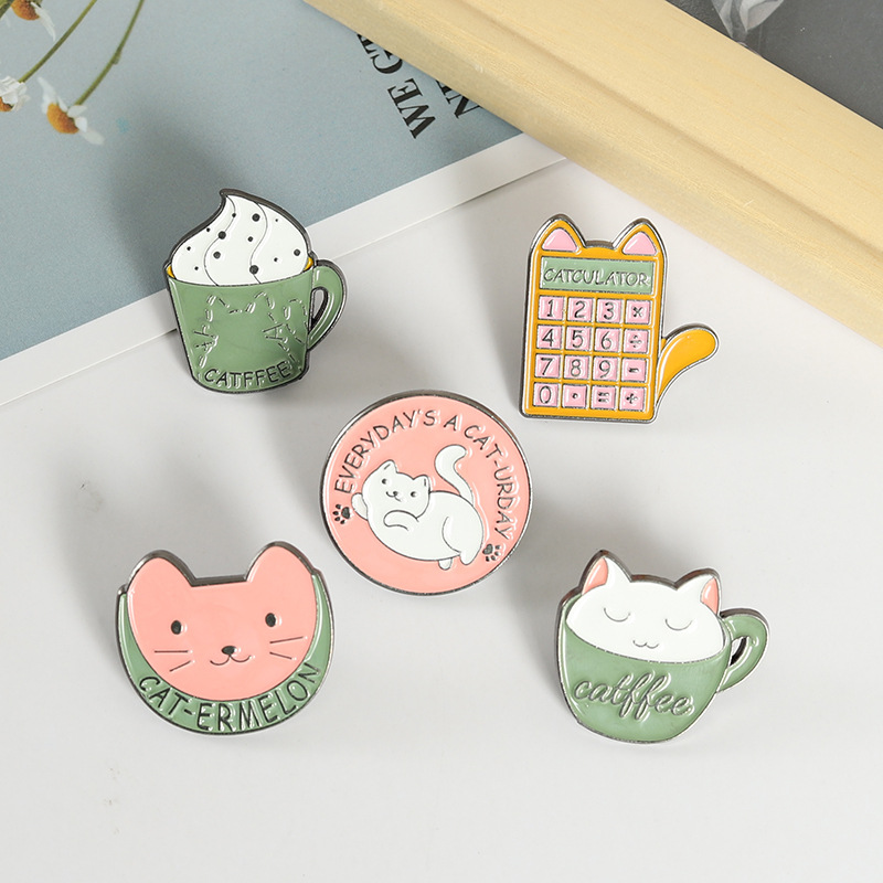 Europa y América nueva insignia creativa computadora de dibujos animados taza café lindo gato patrón aleación accesorios broche