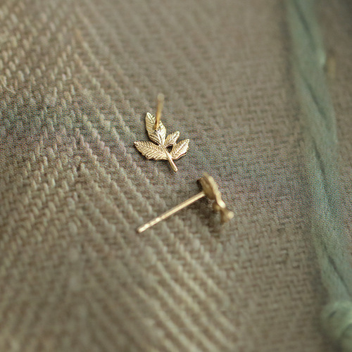 S925 sterling silver gold-plated earrings, a small gold leaf, temperament mini maple leaf earrings, earrings