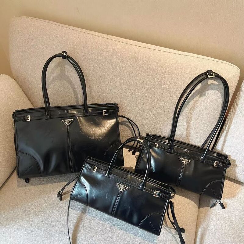 Yi Jin Yuan 2024 Bag Spring New High Retro Crossbody Small Bag French Entry Luxury British Style Tote Handbag Yi Jin Yuan 2024 Bag Spring New High Retro Crossbody Small Bag French Entry Luxury British Style Tote Handbag