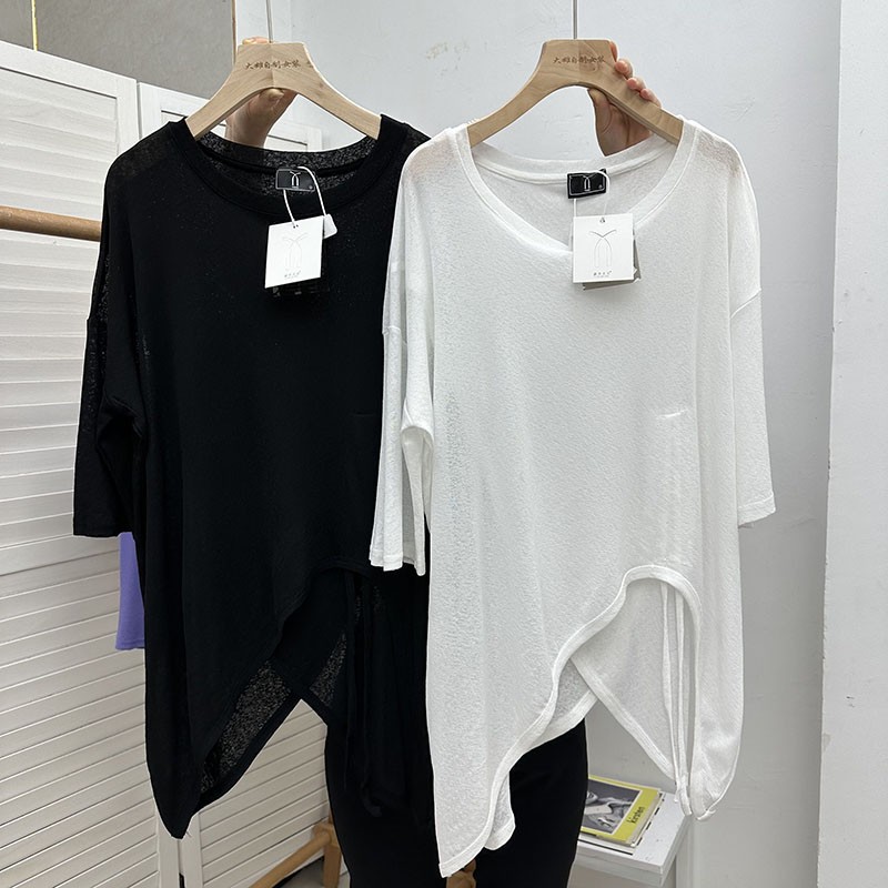 Stylish and trendy mid-length, short-sleeved, snowflake-patterned sun protection T-shirt for women, featuring a unique design and slits. Perfect for summer.