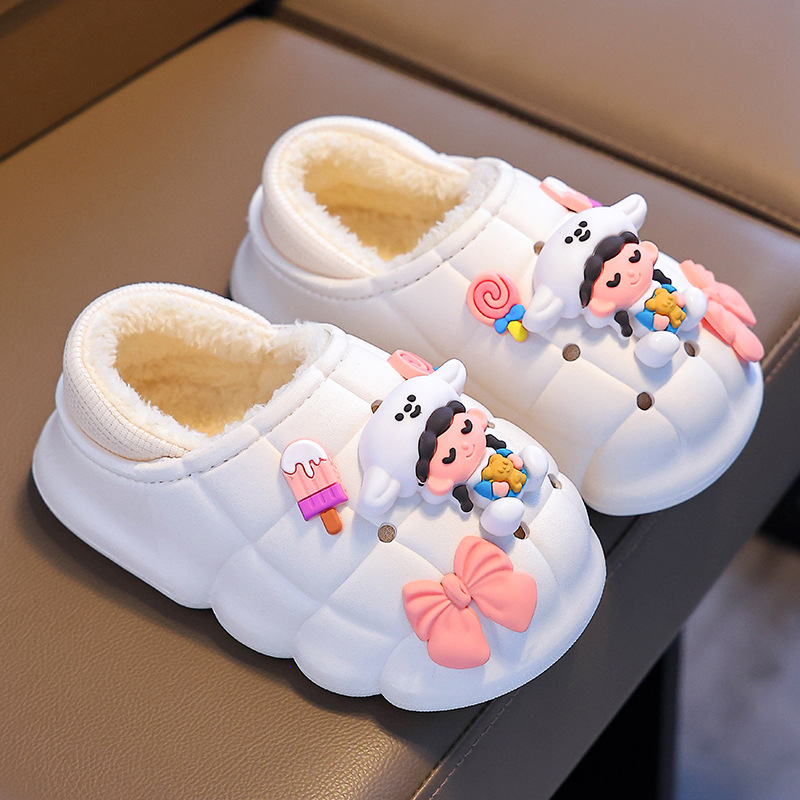 Otoño y invierno zapatillas de algodón para niñas para el hogar caliente y veludo impermeable a prueba de agua, zapatos de algodón para niños pequeños y medianos.